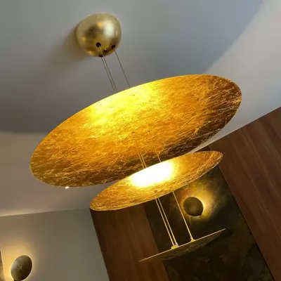 Mise en place de luminaires dans un restaurant étoilé